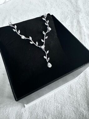 Elegant Silver Leaf Vine Necklace with Teardrop Pendant - Women Jewelry